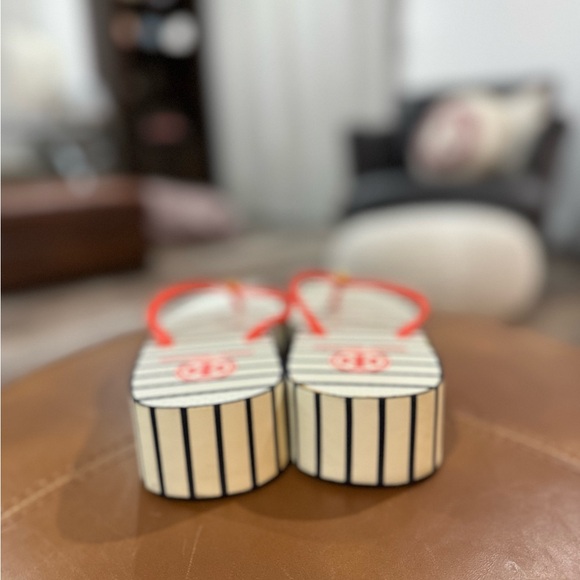 Tory Burch size 8 wedge flip flops - Picture 4 of 6